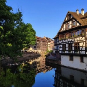 Strasbourg avec son ciel bleu et ses 1682917 degrés en été 🤩.#strasbourg #france #city